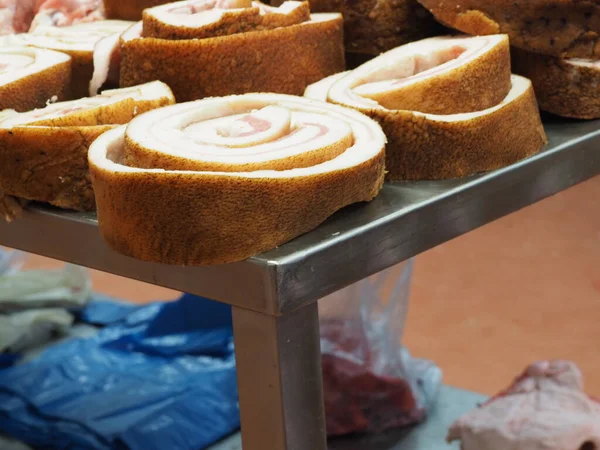 Fatiado Grandes Pedaços Banha Balcão Mercado — Fotografia de Stock