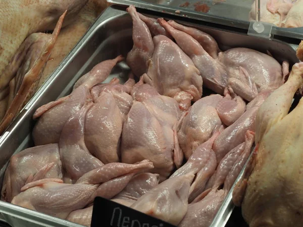 Tezgahta pişirmek için bıldırcın leşleri.