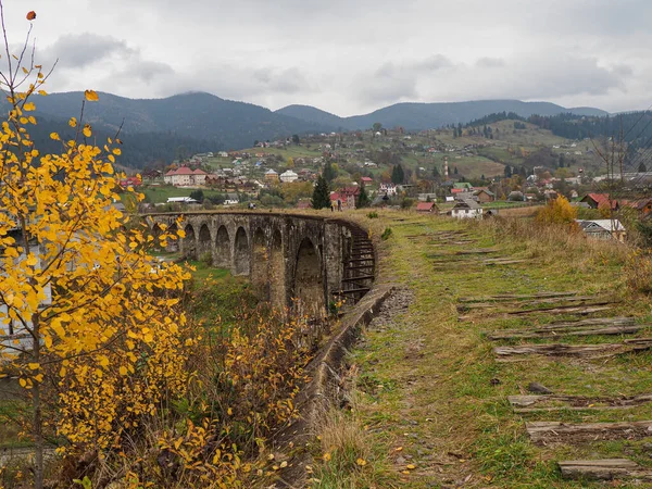 Velho Dilapidado Pedra Ponte Pedra Nas Montanhas — Fotografia de Stock