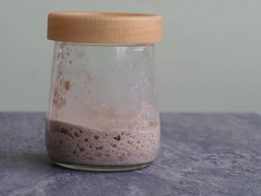 Toptan un ile pişirilmiş canlı ekşi ekmek yakın plan.