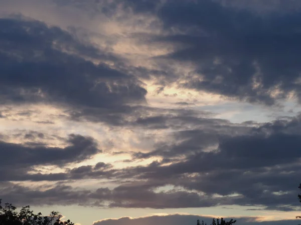 Трагическое Небо Серыми Голубыми Облаками Заходящем Солнце — стоковое фото
