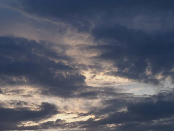 Céu Trágico Com Nuvens Cinza Azul Brilho Sol Poente — Fotografia de Stock