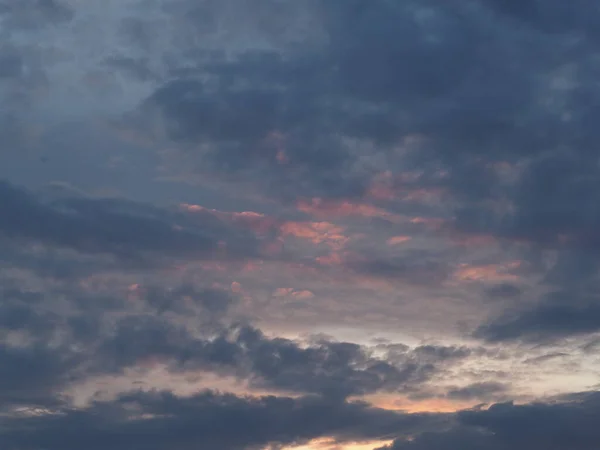 Cielo Trágico Con Nubes Grises Azules Resplandor Del Sol Poniente —  Fotos de Stock