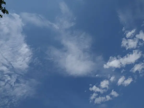 Білі Маленькі Хмари Тлі Блакитного Неба — стокове фото