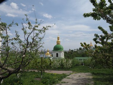 Manastır bahçesine, kiliselere ve çan kulesine bakan manzara.