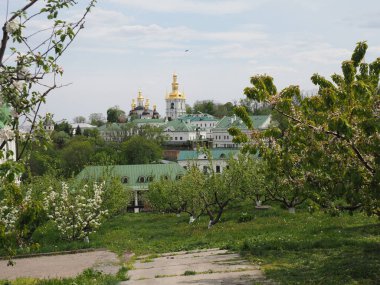 Manastır bahçesine, kiliselere ve çan kulesine bakan manzara.