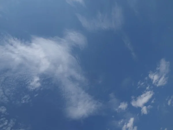 青空を背景に白い小さな雲 — ストック写真