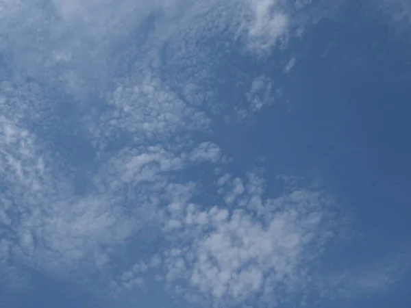 Белые Облачка Фоне Голубого Неба — стоковое фото