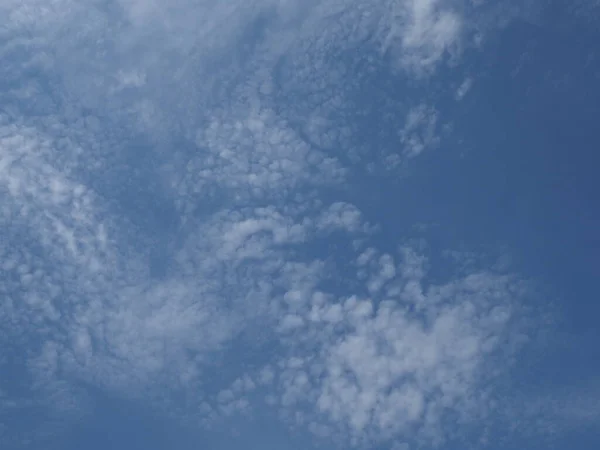Белые Облачка Фоне Голубого Неба — стоковое фото