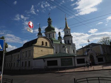 Gökyüzünün arka planında bulutlu eski bir ortodoks kilisesi