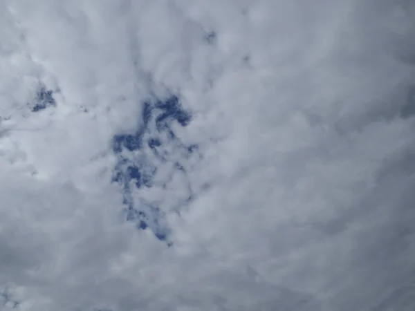 Белые Облака Небольшими Фрагментами Голубого Неба — стоковое фото