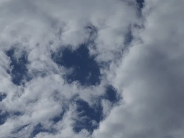 Awan Putih Dengan Fragmen Kecil Langit Biru — Stok Foto