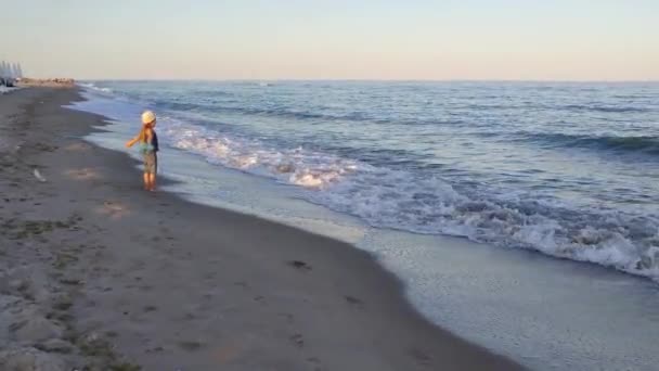 Lonely Girl Knitted Hat Blue Pants Runs Deserted Sea Beach — Stok Video