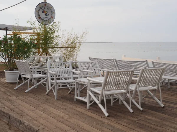 Deniz Kıyısında Beyaz Ahşap Mobilyalı Insanların Olmadığı Bir Kafenin Içinde — Stok fotoğraf