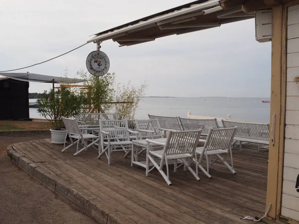 Interior Outdoor Cafe Sea Coast People White Wooden Furniture — Stockfoto