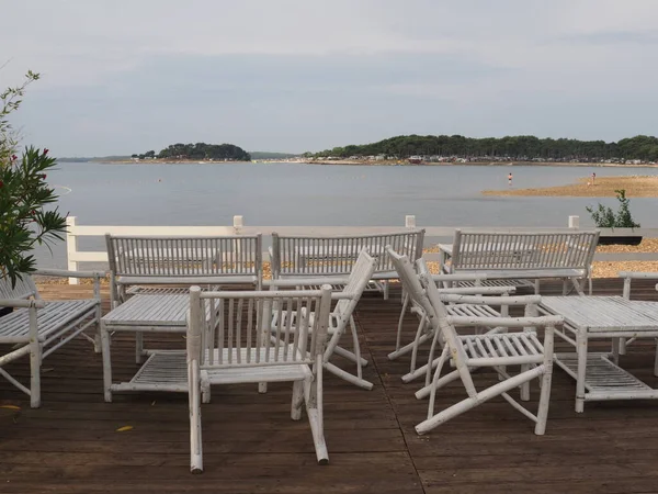 Interior Outdoor Cafe Sea Coast People White Wooden Furniture — Stockfoto