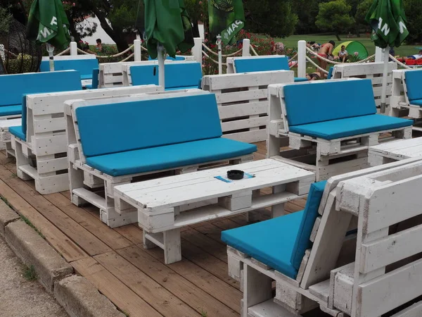 Interior Outdoor Cafe People Seashore Chairs Tables Made Painted Pallets — Stockfoto