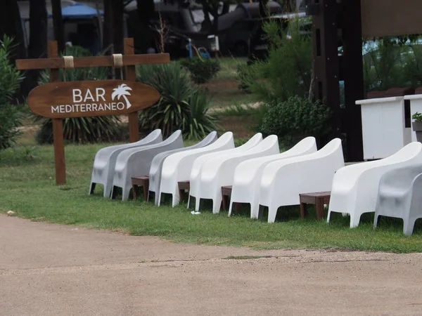 Interior Outdoor Cafe People Seashore Plastic White Chairs Pergola — Stockfoto