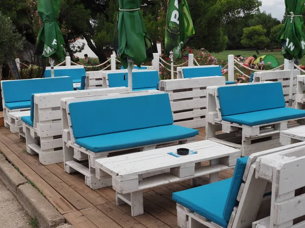 Interior Outdoor Cafe People Seashore Chairs Tables Made Painted Pallets — Fotografia de Stock