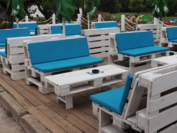 Interior Outdoor Cafe People Seashore Chairs Tables Made Painted Pallets — Stok fotoğraf