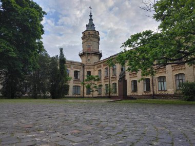Tuğlalardan ve kaldırım taşlarından yapılmış eski park binaları.