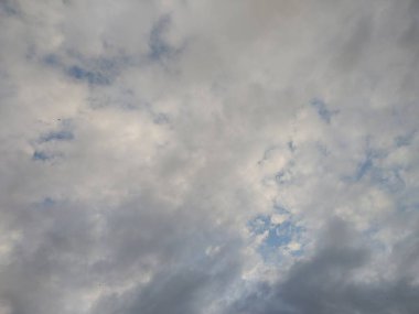 açık gri yağmur bulutları mavi gökyüzünü andırıyor