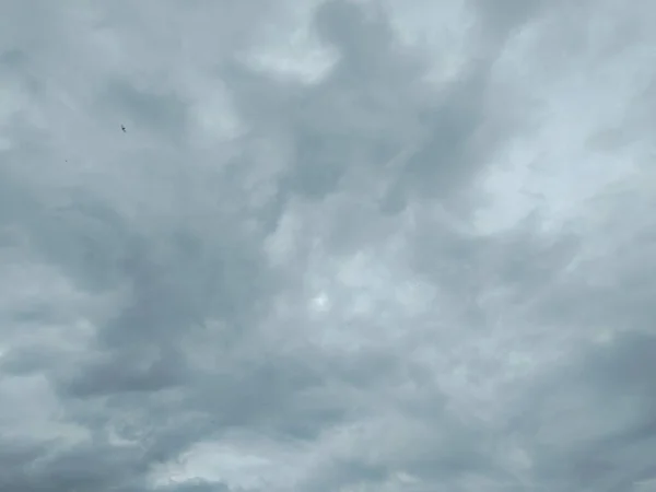 Lichtgrijze Regenwolken Zonder Glimpen Van Blauwe Lucht — Stockfoto