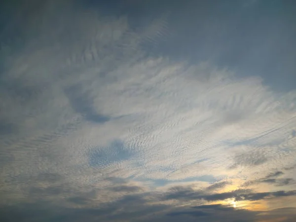 Zonsondergang Met Lichtgrijze Wolken Met Glimpen Van Blauwe Lucht — Stockfoto