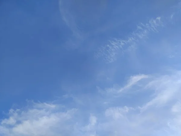 冷たい青い空に白い雲が — ストック写真