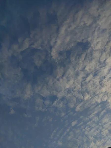 Jasne Białe Chmury Zimnym Błękitnym Niebie — Zdjęcie stockowe