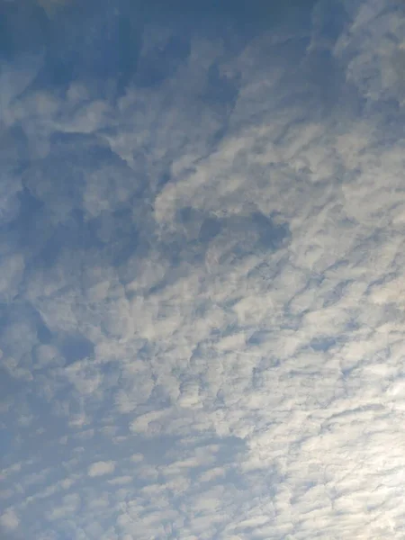 冷たい青い空に白い雲が — ストック写真