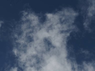 Mavi gökyüzü ışık beyaz bulutlar ile