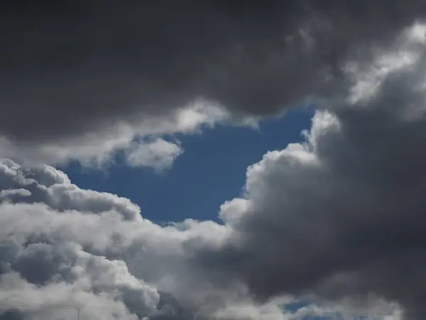 Dark Rain Clouds Streak Blue Sky — Stock Photo, Image