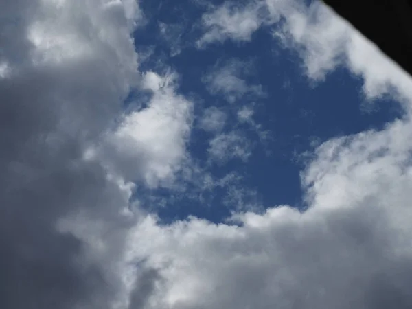 Ciemne Chmury Deszczowe Smugą Błękitnego Nieba — Zdjęcie stockowe