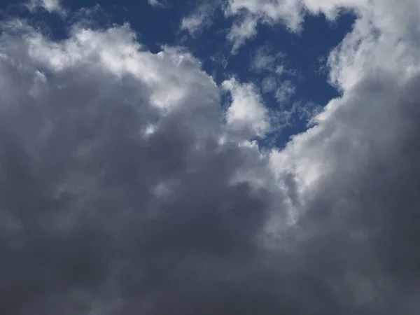 Awan Hujan Gelap Dengan Garis Garis Langit Biru — Stok Foto