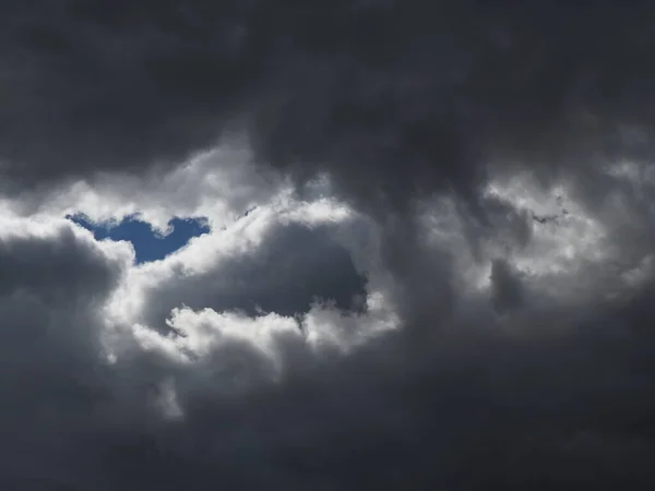 青空が広がる濃い雨の雲 — ストック写真