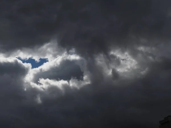 Dark Rain Clouds Streak Blue Sky — Stock Photo, Image