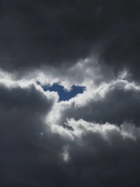 青空が広がる濃い雨の雲 — ストック写真