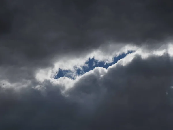 青空が広がる濃い雨の雲 — ストック写真