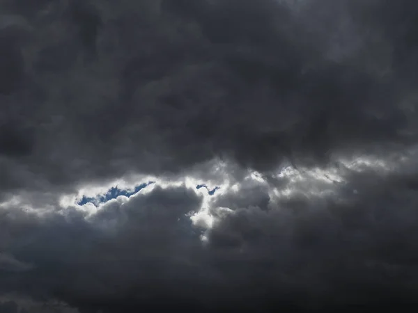 Dark Rain Clouds Streak Blue Sky — Stock Photo, Image