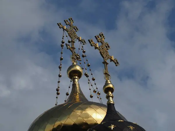 Позолочений Купол Православної Церкви Хрестом Тлі Неба — стокове фото