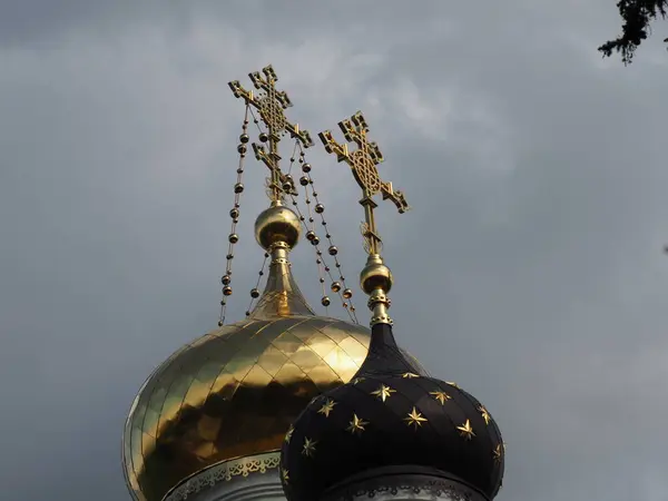 Cúpula Dourada Igreja Ortodoxa Com Uma Cruz Fundo Céu — Fotografia de Stock