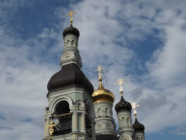 Cúpula Dorada Iglesia Ortodoxa Con Una Cruz Fondo Del Cielo —  Fotos de Stock