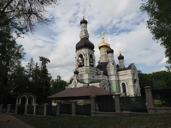 Позолоченный Купол Православной Церкви Крестом Фоне Неба — стоковое фото