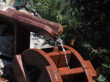 Çalışan su değirmeni yakın plan