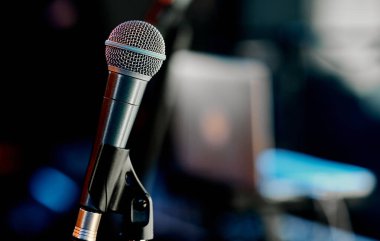 Kafe restoranının barındaki sahnede bulanık dizüstü bilgisayarlı mikrofon. Yüksek kalite fotoğraf