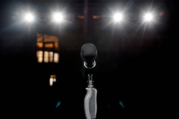 Mikrofon Podstawce Dyszą Ręczną Środku Tage Pięknym Reflektorami Bokeh Tle — Zdjęcie stockowe