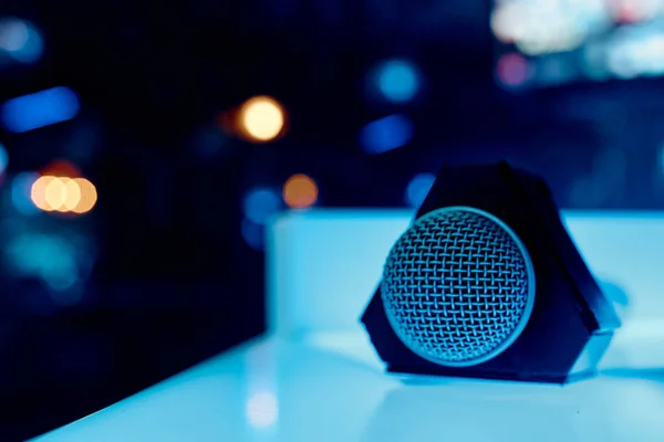 Mikrofon Leży Świecącym Stole Siatką Kamerze Wysokiej Jakości Zdjęcie — Zdjęcie stockowe
