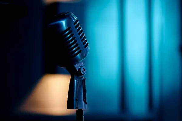 Vintage Mikrofon Stojaku Niebieskim Podświetleniu Zapewnienia Wysokiej Jakości Zdjęcie — Zdjęcie stockowe