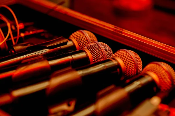 Cztery Zapasowe Mikrofony Kulisami Kolorowym Czerwonym Podświetleniu Sceną Wysokiej Jakości — Zdjęcie stockowe